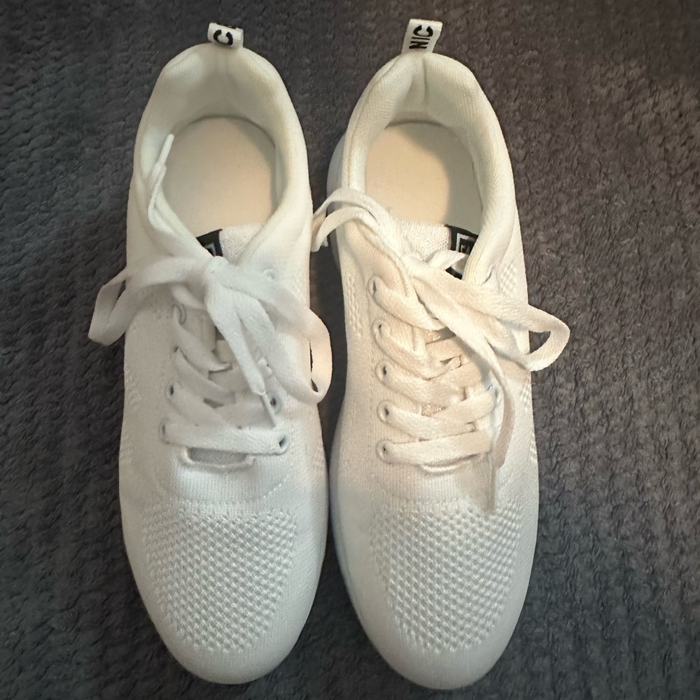 ⭐️ White sneaker